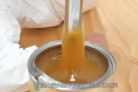 世界上最强胶水究竟有多牛？美女光脚踩下，结果肠子都悔青了！视频封面