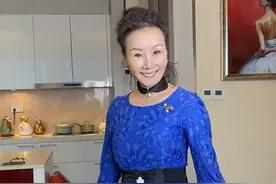 到底什么颜色最显白呢？今天姑姑替大家测试啦～#60岁 #穿搭 视频封面