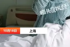 家长称四年级儿子被同学用笔戳伤右眼 对方家长不道歉也不看望 10月18日，上海。家长称自己在蔡逸逸夫小学上四年级的儿子被女同学用钢笔戳伤眼睛，导致右眼角膜穿透伤。孩子母亲表示：“这个女同学，平时就喜欢欺负他。那天在学校上课时，她直接跑过来拿钢笔戳我儿子的眼睛。”孩子母亲还表示，“孩子现在不戴眼镜基本看不见，视力也没办法恢复到之前的样子。对方家长也没有道歉和看望，学校和教育局对于此事仅表示已经交给警方处理，不清楚具体情况。”#校园霸凌  #家庭  #学校  #生活视频封面