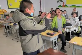 老师让内向学生抽空白签免作业，提前设置好打开瞬间全班欢呼，网友：纸上的空白是老师用橡皮擦掉了“内向敏感”的标签视频封面