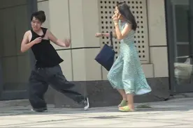 我和兄弟夸美女好看，她认为自己丑不愿意让我们夸 #搞笑 #剧情
