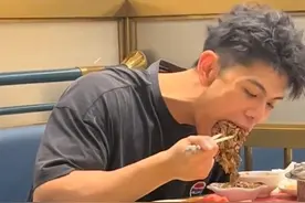 小伙健身吃放纵餐，一口是我一顿的量，肌肉原来是这样炼成的？网友：跟他吃饭AA都觉得亏。#健身 #薄肌男孩 #放纵餐 视频来源@忝🌟视频封面
