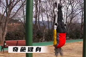 大妈的奇葩健身方式，每天倒挂着吊在绳子上 #奇闻奇事 #纪录片视频封面
