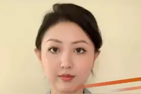 近日，浙江衢州一名小女孩走失。她利用银行ATM机求助寻找爷爷，引发全网关注。不少网友表示：“太机智了”“头一次知道ATM机可以这么用”“学到一个紧急求救的技巧”。#小女孩 #儿童自救 #安全常识 @抖音短视频 @DOU+小助手视频封面