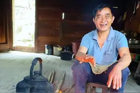 徒步两小时探秘古村，三位单身哥留居古村种地生活，余生不再出山视频封面