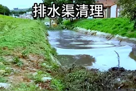 排水渠清理 想不到清理排水渠竟然如此过瘾#解压视频 #排水渠