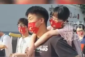 女生高考前右脚烫伤无法行走，男生将她背进考场#温暖#致敬那些年我们的高考 #2022高考护航 视频来源：@四川观察 视频封面