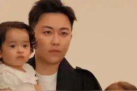 不求理解，只愿倾尽所有，护你一世安好。@叶海洋（迪仕艾普） @DCEXPORT迪仕艾普官方旗舰店直播间 @叶海洋的Owen和Olsen @叶海洋的叨总Doris @叶海洋的Hatti @叶海洋一家人 @我老板是叶海洋 @我老板是叶海洋 @DCEXPORT迪仕艾普护肤旗舰店 @叶海洋好物分享 @叶海洋的迪仕艾普 #叶海洋 #叶海洋随笔 #叶话视频封面