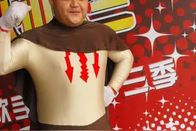 《2015年小胖导演做为演员副导演在与剧组人员解说枪战的真实