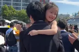 #6岁妹妹参加哥哥成人礼  ，高颜值兄妹俩互动超甜。 @Ariia柒柒