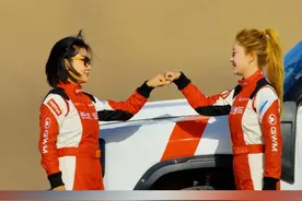 年轻女车手配合女领航员在敦煌越野耐力赛中表现亮眼，获长城魏建军公开称赞。#敦煌耐力赛最年轻女车手帅爆了