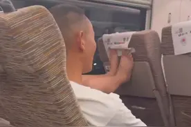 高铁上男子赤脚踩前座靠背不停搓动，目击者：觉得非常不卫生，也不文明#高铁 #文明出行视频封面