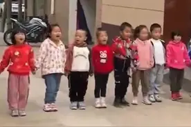新郎接亲经过幼儿园，萌娃站一排组团“拦亲”#接亲 #萌娃#河南dou知道  视频来源@信阳婚礼主持人蓝天视频封面