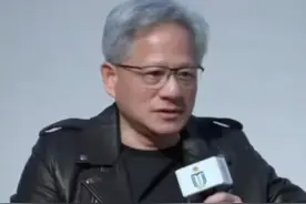 黄仁勋首次自曝恋爱经历 他说为了追求他的妻子，他想了一个绝佳的搭讪话术。老黄对她说，如果你每个星期天都和我一起写作业的话，我保证你门门功课都得 A。就这样，结果就是每个星期天我都有约会了。#黄仁勋 #Nvidia #英伟达视频封面