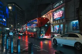 夜行英伦-伦敦初雪的午夜街道 𝐿𝑜𝓃𝒹𝑜𝓃’𝓈 𝐹𝐼𝑅𝒮𝒯