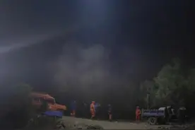 中国照明无人机升空，照亮缅甸地震救援的“生命线” 当地时间3月31日晚，中国红十字会国际救援队抵达缅甸曼德勒市一处6层建筑倒塌现场，迅速展开救援工作。由于当地夜间断电，救援队升起照明无人机，照亮救援现场。#中国无人机照亮地震救援现场  #中国救援队赴缅甸救援  #缅甸地震视频封面