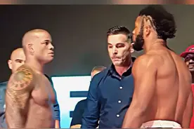 卑鄙的拳王不讲武德恶意偷袭挑战者，终于付出代价！ #拳击比赛 #裸拳 #拳击 #张志磊视频封面