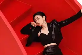 龙生龙凤生凤！黄奕11岁女儿铛铛近照曝光，身高超1米7完美继承妈妈基因#黄奕  #娱乐资讯 #明星八卦 #冯莫提 #娱乐视频封面