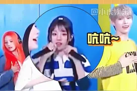 小狗名场面又+1，那这两个话筒懵懵的雨琦太可爱啦 #gidle #klaxon #宋雨琦 #快乐小狗