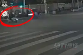摩托车闯红灯速度过快撞飞电动车
现场一片狼藉视频封面