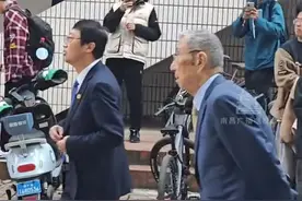 10月23日，陕西西安。丁肇中现身西安交大，虽步履蹒跚，但眼神坚定，网友：课本上的人物来到现实。#陕西dou知道 #丁肇中 #诺贝尔奖得主 #物理学家视频封面