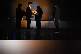 1月12日  河南汝南 高中迎新晚会 男生唱歌父亲突然上台 紧接着的演唱感动全场#父爱如山 #演出现场视频 #汝南视频封面