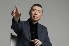 为何冯小刚患白癜风不药而愈？一张高清照的曝光，才发现真相没那么简单#娱乐评论大赏 #内容启发搜索 #冯小刚 #娱乐八卦视频封面