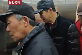 让错层户型实现平层入户 上海首台直角开门加装电梯做到了！ 6层楼可以停11次 解决“悬空老人”上下楼难题。视频封面