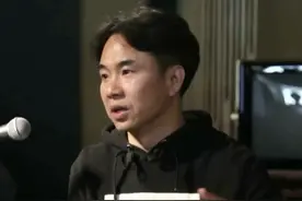 花花的实体专辑第一天就卖了4000多万，惊呆了（中） 花花本身也是顶流，我觉得他是一个标杆的案例。因为我们当时接到这个案子的时候做了一些调研，他上一张专辑也是一个USB。当时他的唱片公司索尼，包括天娱都非常鼓励和支持我们可以做一些创新和尝试。没想到，第一天就卖了4000多万，坦白来说，我们都不敢想这个数字，那个目标不管是我们自己，还是唱片公司，艺人公司，大家都惊呆了，因为跟他上一张专辑的数据差的太大了。#华晨宇 #华晨宇专辑项链视频封面
