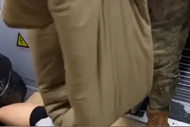 女孩把座位让给朋友睡觉，自己穿短裤睡车厢冻得缩成一团，路过的#兵哥哥 悄悄为其盖被取暖，拍摄者：兵哥哥一直守到天亮才离开，女孩醒来得知觉得特别#温暖 #暖心 （视频来源：@老牟 ）视频封面
