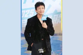 邓超“仲夏毕业歌会”采访直拍 6月10日，抖音仲夏毕业歌会唱到了青岛金沙滩！完整直拍来看看#邓超 和现场媒体都聊了什么~ #抖音仲夏毕业歌会 #抖音仲夏毕业季 #抖音毕业歌会群星走花路视频封面