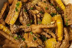 酱香浓郁软烂脱骨的鸡爪鸡翅煲要来一口吗~ 做法参考：@小马的餐桌.🫕🥢 

①鸡爪去掉指甲、鸡翅两面改刀，各400g（9-11个），冷水下锅加葱姜黄酒焯水，水开撇掉浮沫后捞出，如果表面粘了浮沫可用热水清洗，擦干/晾干表面水分备用
（鸡爪表皮较黏不建议擦）

②生姜手指长（10g）切小块
干辣椒6根（4g）切段
洋葱1/3个（100g）切条

③提前准备酱料搅匀
柱候酱1勺半（24g）
海鲜酱1勺半（24g）
韩式辣酱1勺（16g）
蚝油多半勺（10g）
生抽1勺（10g） 老抽半勺（5g）
糖4小勺（4g） 味精1小勺（1g）
白胡椒粉1小勺（0.4g） 清水3勺（30g）
口味重可以适当增加三种酱的用量

④油热下洋葱、生姜、干辣椒炒香

⑤再下入鸡爪鸡翅中火翻炒几下，倒入酱料翻炒均匀

⑥倒入适量开水没过食材，盖盖转小火炖煮半小时

⑦到点放入土豆、玉米、年糕，简单翻拌后继续盖盖炖15分钟

⑧根据口味可以再加点盐调味，开大火把汤汁收浓稠，出锅撒芝麻葱花即可

#鸡爪煲 #妈呀太香了 #家常菜 #送TA上精选 #蓝多多来了