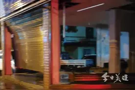 3月26日，长沙部分地区遭遇寒潮大风及强对流天气。一名商户告诉记者，她经营的海鲜店内帐篷全部被吹走。另一位长沙市民称，一阵风过来，夜宵摊的伞被吹走了，楼下的保安亭被吹走砸到车玻璃。26日中午，长沙发布大风蓝色预警信号多地出现6至7级大风，最大风力达8级以上。（新京报我们视频）视频封面