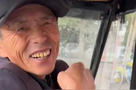 #开封三轮车大爷载客飙英文 走红，退伍后接待700多名外国游客，被编入国外旅行杂志《孤独星球》，游客：8元双语导游太值了！（来源：@顺顺的旅行日记 ）