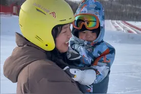 东北的冬天当然要玩雪啊，带着一家老小来滑雪场，感受冰雪的魅力 #冬天一起去滑雪吧 #东北的冬天 #梦儿在北大荒 #南北差异