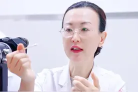 带隐形眼镜的朋友们注意啦！如果镜片在眼内找不到，及时就医取出 带隐形眼镜的朋友们注意啦，不要揉眼睛，小心在眼内发生移位，造成镜片折叠、卷曲或破裂，损伤眼角膜。大爷坐车来就诊，一下车眼睛磨得难受，主任一看镜片在眼内发生折叠，幸好及时取出。提醒带隐形眼镜的朋友，如果镜片在眼内发生移位，找不到的情况下，及时就医取出。#隐形眼镜 #隐形眼镜不见了 #揉眼睛 #角膜移植张晓融主任 #硬核健康科普行动