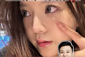 你适合直鼻，还是直鼻微翘？记住这两点，你就不会选错！ 直鼻呢，适合长脸、方脸，骨感较为明显的女生；而直鼻微翘呢，鼻尖会微微上翘，多了一份俏皮和可爱，更适合圆脸、鹅蛋脸的女生；
你喜欢直鼻还是直鼻微翘？可以评论区告诉我哦
#直鼻 #直鼻微翘 #胡柏 #胡柏整形医生 #隆鼻