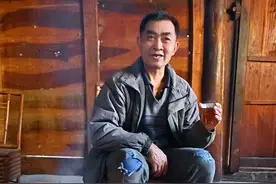 徒步2小时深入古村，59岁单身大叔留在村中生活，余生不再出山视频封面
