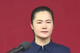 #我国首位90后女航天员  #航天员王浩泽简历  王浩泽，女，满族，籍贯河北滦平，硕士学位。1990年3月出生，2021年1月入伍，2009年12月加入中国共产党，现为中国人民解放军航天员大队四级航天员，陆军中校军衔。曾任中国航天科技集团有限公司高级工程师。2020年9月入选为我国第三批航天员。经全面考评，入选神舟十九号载人飞行任务乘组。视频封面