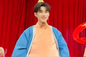 #丁程鑫模仿太乙真人走路姿势#丁程鑫 这波cos简直是在逃喜剧人附体！挺着啤酒肚扭成S型走路，四川方言口音的“你打我噻”一开口，魔性BGM自动循环，建议太乙真人本尊来收徒！#丁程鑫说川普神还原太乙真人口头禅