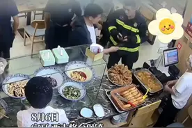 黑衣大哥抢着为消防员买单 扫码后“光速撒离” 队长霸气下令:抬过来#蓝朋友的日常 #暖心正能量 #消防员 （来源：@宁夏观察 ）视频封面