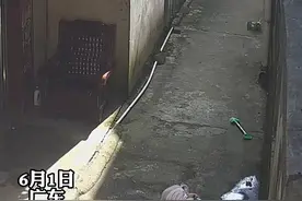 大人有事临时走开，小孩不慎倒栽葱掉进水桶，哭声隔着屏幕让人心碎，看顾孩子千万不可马虎大意#监控下的一幕 #儿童安全 
更多资讯关注@蓬勃新闻视频封面