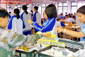 又到了学校水果派发的时间~今日水果：香梨。#学校食堂 #水果视频封面