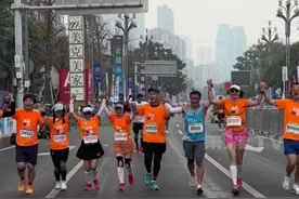 为你们点赞！3月2日，#重庆一对盲人夫妇5小时36分6秒完成全马  完赛后激动相拥，令人泪目！视频封面