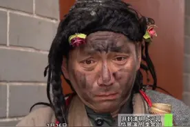 2月26日，河南开封（发布）。清明上河园小乞丐给大家准备“还礼”啦。进了碗里的东西都归他，有江苏游客专门给他带烧鸡。“要饭的 只进不出！”#河南dou知道 @33测评 @33微评视频封面