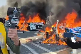 华人亲历洛杉矶宵禁第一夜：不敢去宵禁区域，怕挨枪子儿。现在都在观察局势，如果情况恶化，会考虑离开洛杉矶或先回国避一段时间。（封面新闻）