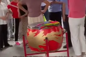 #老人小区打鼓业主敲锣反击 ，知情人：打鼓的时间刚好是孩子们学习的时间，物业每次劝阻都会被骂回来，当天有业主被推倒，已报警！视频封面