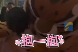 3月13日（采访）北京环球影城。视障女孩被“娇虎”宠溺抱抱，暖心互动温暖在场所有人。 “对于她们来说这就是真的娇虎”。#环球影城 #人偶 #暖心视频封面
