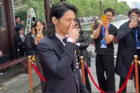 2024青年电影周红毯上，#向佐 亲自玩梗，再现经典手势（浙江之声记者王娜、桐瑶） #浙江2024青年电影周 #向佐手势 #杭州 #西湖  #青年电影正青春视频封面