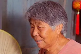 关于舅妈有件趣事：有一次大舅妈回娘家，吃完饭的时候，舅妈习惯性的坐在沙发上，并没有像在家里那样，急着去刷碗，那一刻我才明白原来舅妈也是个备受疼爱的“女儿”#婆媳 #农村美食 #我的乡村生活 视频封面